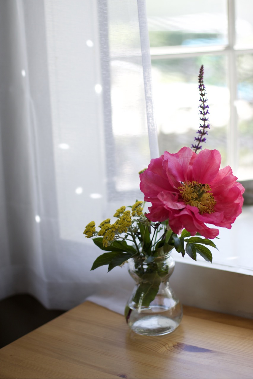 Image of flower in vase on table for blog post on copywriting mistakes to avoid